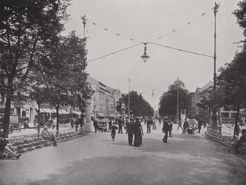 Unter Den Linden, Mittelallee und Durchblick auf das Denkmal Friedrich des Grossen by Photographer German