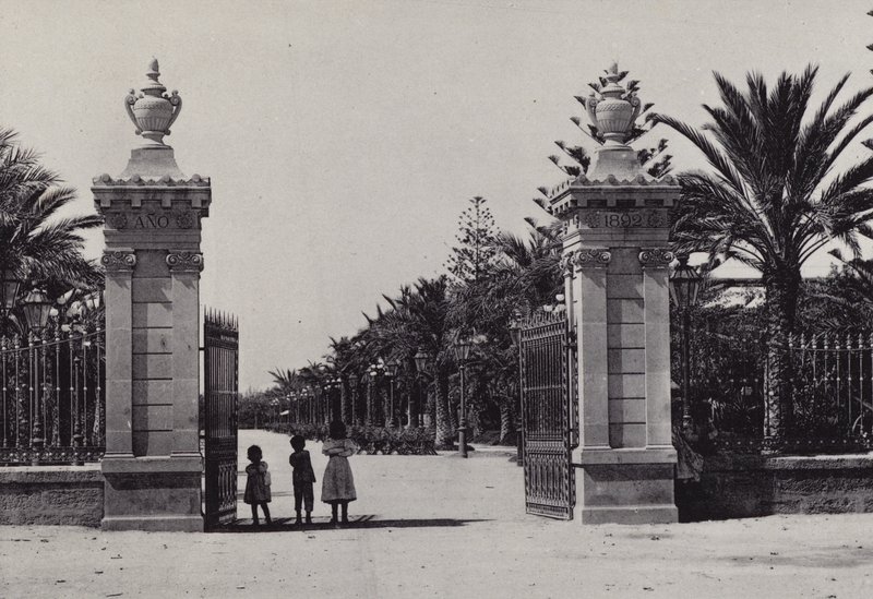 Cadiz: Entrada al Parque Genoves by Spanish Photographer