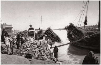 Unloading cargo from a boat, Muhaila, Baghdad, Iraq