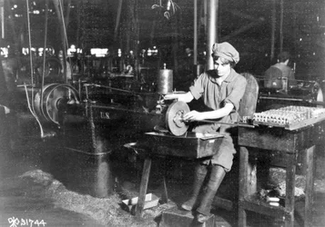 Woman broaching key seat in front sight carrier for rifle, Eddystone Rifle Plant, Eddystone, Pa., during World War I