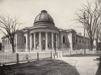 Yale University: Rotunda, Woolsey Hall at Left, Yale Dining-Hall at Right