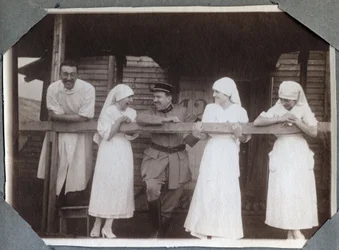 First World War 1914-1918: nurses in a funny blouse with soldiers and a doctor in Couville, Manche, Lower Normandy, France. Anonymous photograph July 1917. Private collection, Stella