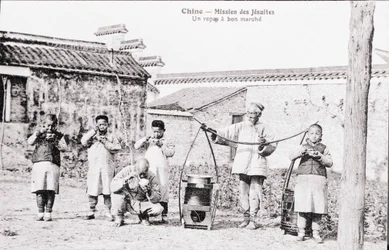 Jesuites mission providing cheap meals in China. Photograph of the early 20th century