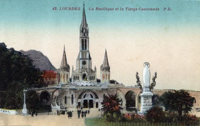 The basilica and the virgin crowned in Lourdes - Hautes Pyrenees around 1900