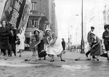 Comadres cleaning Gran Via street, attending the call of the Ministry of Information and Tourism and its campaign to 