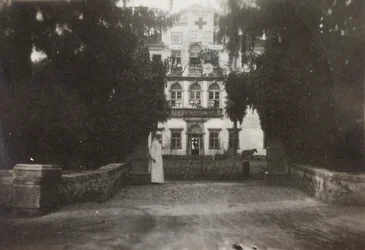 Album of the First World War in Friuli-Venezia Giulia: Villa Brazza, home to 17 of the Hospital of war in Soleschiano Manzano, photo taken from the church tower, 05/1916
