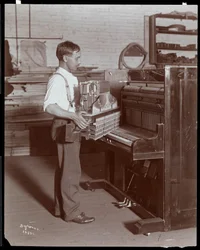 Man working in the Hardman, Peck und Co. piano factory, New York, 1907