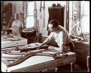 Man working in the Hardman, Peck und Co. piano factory, New York
