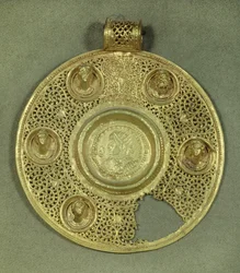 Gold circular medallion: solidus of Constantine I the Great (270-337 AD) struck at Sirmium in 321 AD, in an opus interrasile frame, adorned with 5 relief busts. 4th century AD. Paris, Musee du Louvre