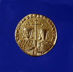 Gold coin with the effigy of Emperors Constantine VII Porphyrogenet and his son Roman II