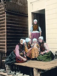 Portrait of a Dutch family. Proud mother with her four daughters, image date: circa 1920, Carl Simon Archive