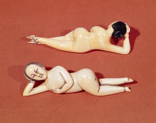 Statuette for women to show their doctor to avoid getting undressed