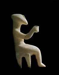 Art of the Cyclades: "Figurine sitting on a stool". Marble idol inlaid with ochre. Cycladic civilization (-3200 to -2000). Height 15.2 cm. Athens, National Archaeological Museum (inv. 3910)