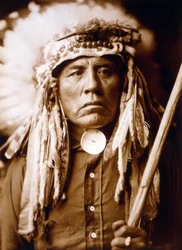 Curley, Apsaroke man, wearing headdress, c. 1905, photo Edward S. Curtis