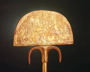 Ostrich-feather fan, from the Tomb of Tutankhamun, New Kingdom (wood covered with sheet gold) (reverse of 324497)