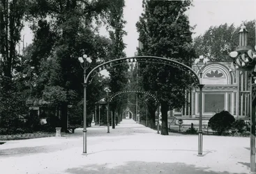 Cremorne Gardens, London: Centre Walk