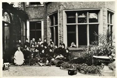 Florence Nightingale, Sir Harry and Lady Verney, and Nightingale Nurses at Claydon House, 1886
