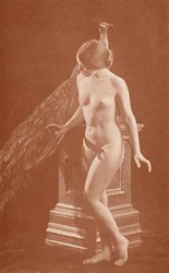 Nudist art: Le Paon