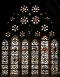 Window s5 depicting geometric grisaille and roundels in the tracery lights