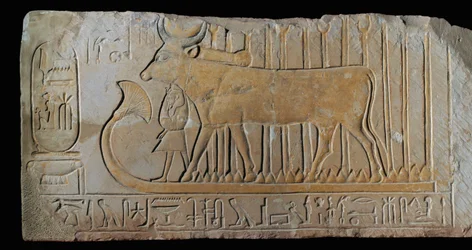 Hathor protects Amenophis I
