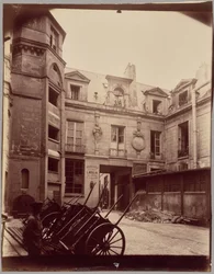 Cour Charlemagne, Hôtel du Prévot, 16 Rue Charlemagne