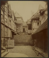 Rouen, Courtyard in Rue Martainville