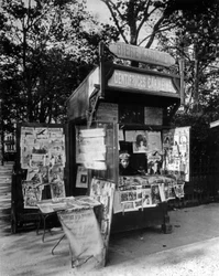 Kiosk in Paris, c.1910