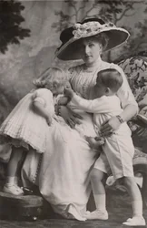Queen Victoria of Spain with Prince Alfonso, Princess Maria Christina and Princess Beatrice, 1911