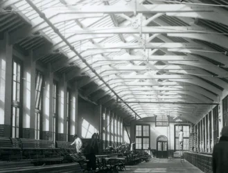 The Lion House with five men working on its maintenance, London Zoo, 1926