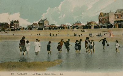 Cayeux, the beach at low tide. Postcard sent 27 July 1913.