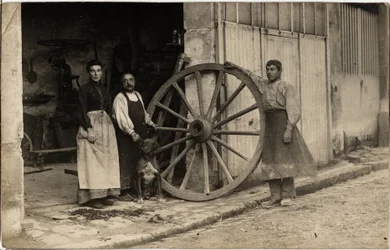 The carriage, manufacturer of trolley wheels. Postcard beginning 20th century.