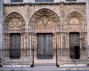 Gothic architecture: royal gate or large portal of the western facade. Chartres Cathedral of Notre-Dame (Eure-et-Loir).