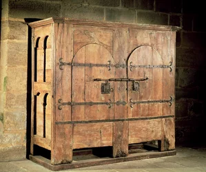 Oak chest of drawers