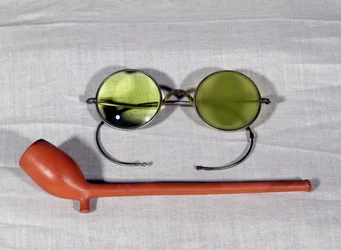 Pair of glasses and pipe belonging to Claude Monet (1840-1926), 19th-20th century