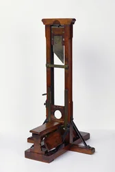 Reduced model of a guillotine (wood and metal)