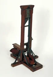 Reduced model of a guillotine (wood and metal)
