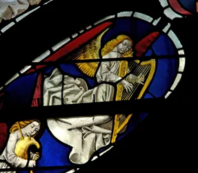 Window depicting musician angels with harp and bagpipe