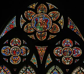Window w207 depicting the tracery lights with two angels and the Virgin and Child