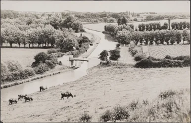 View towards the Globe Lane bridge across the Grand Union Canal, 20th century