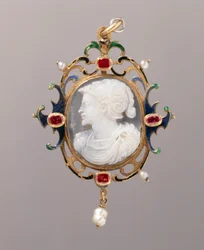 Cameo pendant depicting the bust of a bearded general
