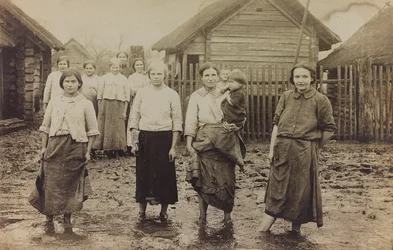 First World War: the Ukraine in the years 1914-1916 during the invasion of the German army. Portrait of a group of women with children
