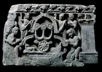 Art of Gandhara: Buddha in prayer, the miracle of Sravasti. Relief of the Gandhara School - 2nd to 4th century - Indian Museum, Calcutta India