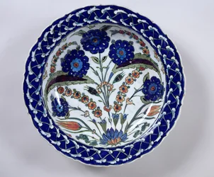 Dish with a floral decoration