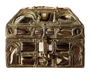 Mozarabic art: agate box made of wood, agate and silver. 11th century. Archeological Museum of Madrid, Spain