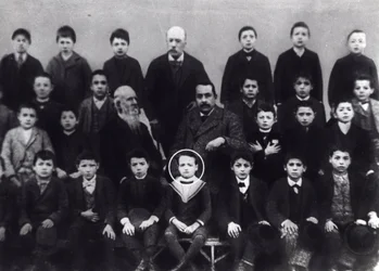 Benito Mussolini in elementary school - A portrait of Benito Mussolini with classmates and some teacher