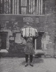 Distributing Maundy Money, Yeoman carrying Alms