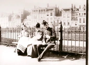 People on a bench, Rotterdam