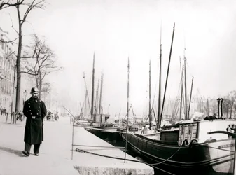 Policeman by a canal, Rotterdam