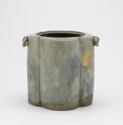 Four-lobed tea-ceremony water jar with two handles, Edo period, mid-17th century