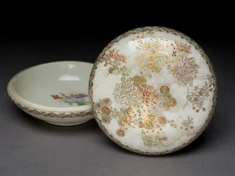 Incense box with chrysanthemums and geometric patterning, 19th century